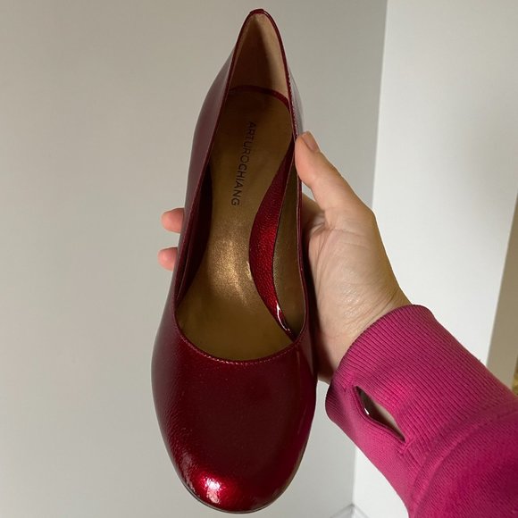 Arturo Chiang, US size 8.5W, red patent pumps - Picture 2 of 12
